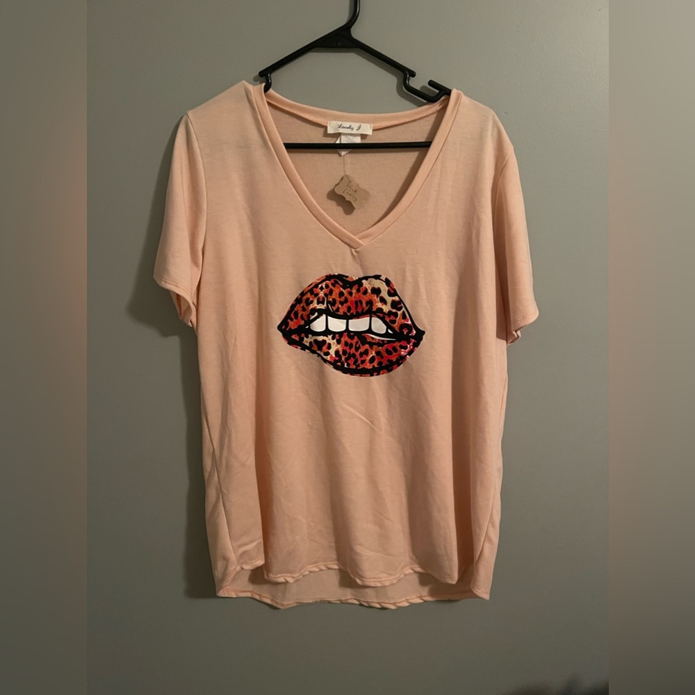 V-neck Leopard lip shirt
